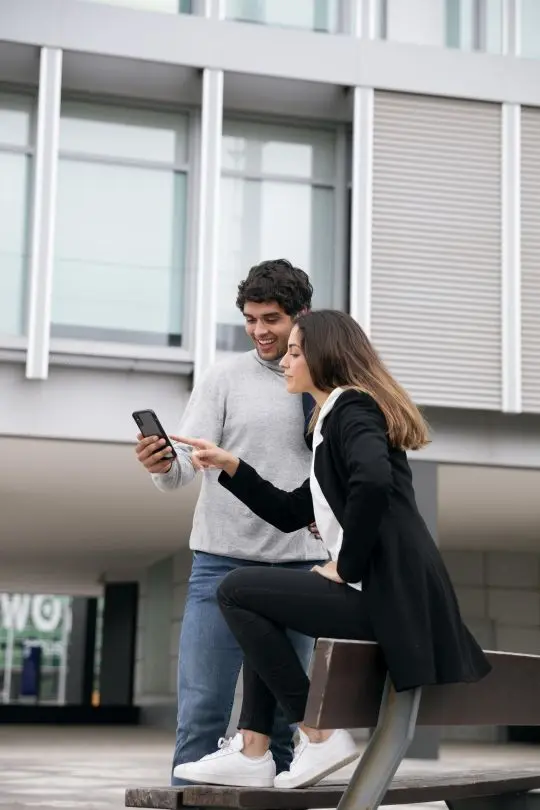 blivale_image_homepage_ful_shot_people_with_smartphone BLIVALE | eSIM e SIM Card internazionali per viaggi all'estero